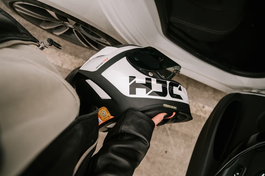 découvrez nos gants de moto chauffants : confort, protection et chaleur optimale pour vos mains lors de vos trajets en hiver. profitez de la meilleure technologie pour rouler en toute sécurité, même par temps froid.