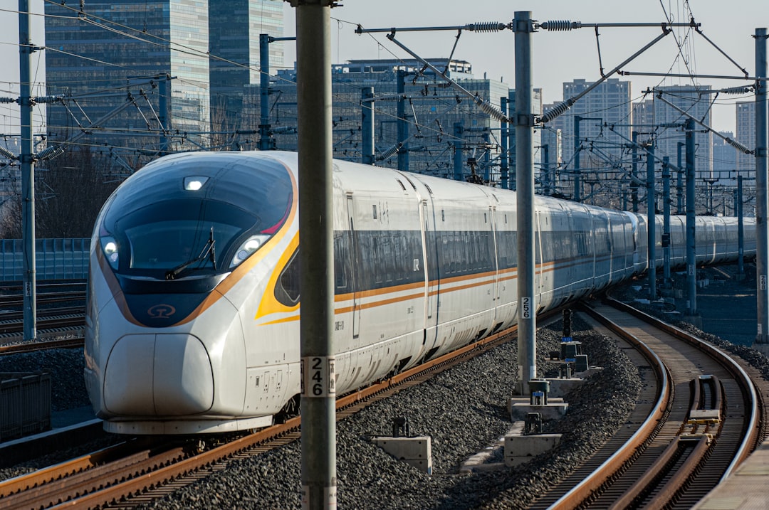 découvrez tout sur le train à grande vitesse : fonctionnement, avantages, innovations technologiques et impact sur les déplacements modernes.