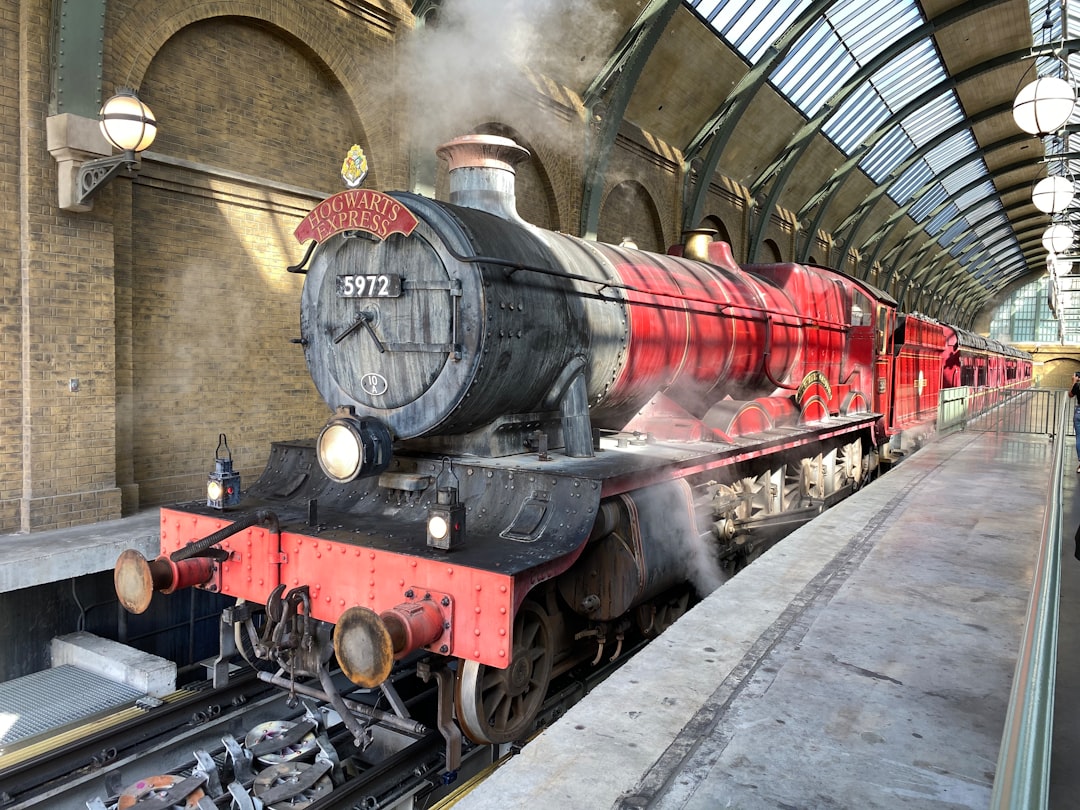 découvrez le légendaire hogwarts express, le train magique qui transporte les jeunes sorciers vers poudlard. embarquez pour une aventure inoubliable à travers le paysage enchanteur du royaume-uni, rempli de mystères et de fantastiques rencontres.