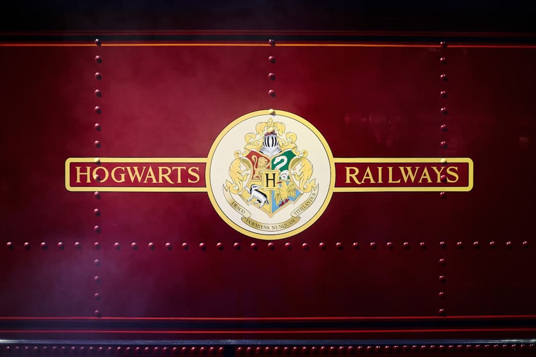 embarquez pour un voyage magique à bord du hogwarts express, le train emblématique qui relie londres à l'école de sorcellerie poudlard. découvrez l'univers ensorcelant de harry potter avec des paysages enchanteurs et des rencontres fascinantes dans ce train mythique.
