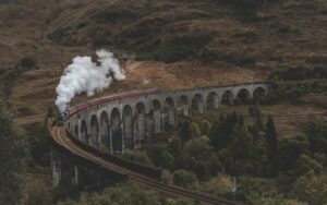 découvrez le célèbre hogwarts express, le train magique qui transporte les jeunes sorciers de king's cross à l'école de sorcellerie poudlard. plongez dans l'univers fantastique de harry potter à travers ce voyage inoubliable rempli de mystère et d'aventure.