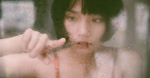 regardez home alone en streaming en haute qualité. profitez des aventures comiques de kevin mccallister directement chez vous.