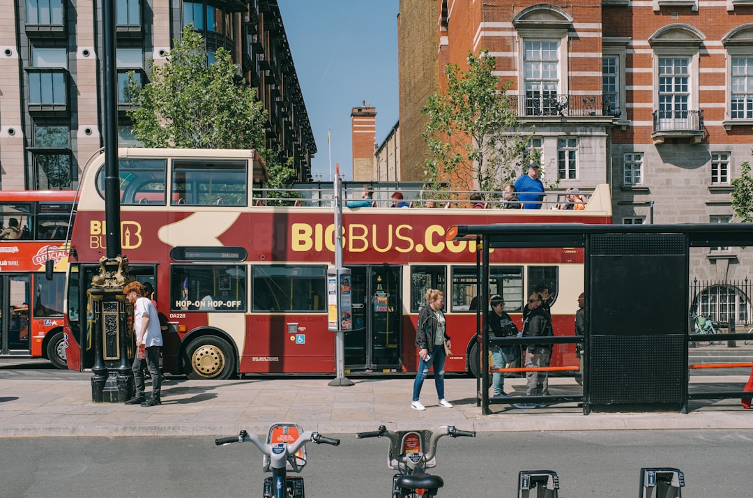 découvrez comment construire un bus étape par étape, des plans de conception à l'assemblage final, pour créer votre propre véhicule de transport personnalisé.