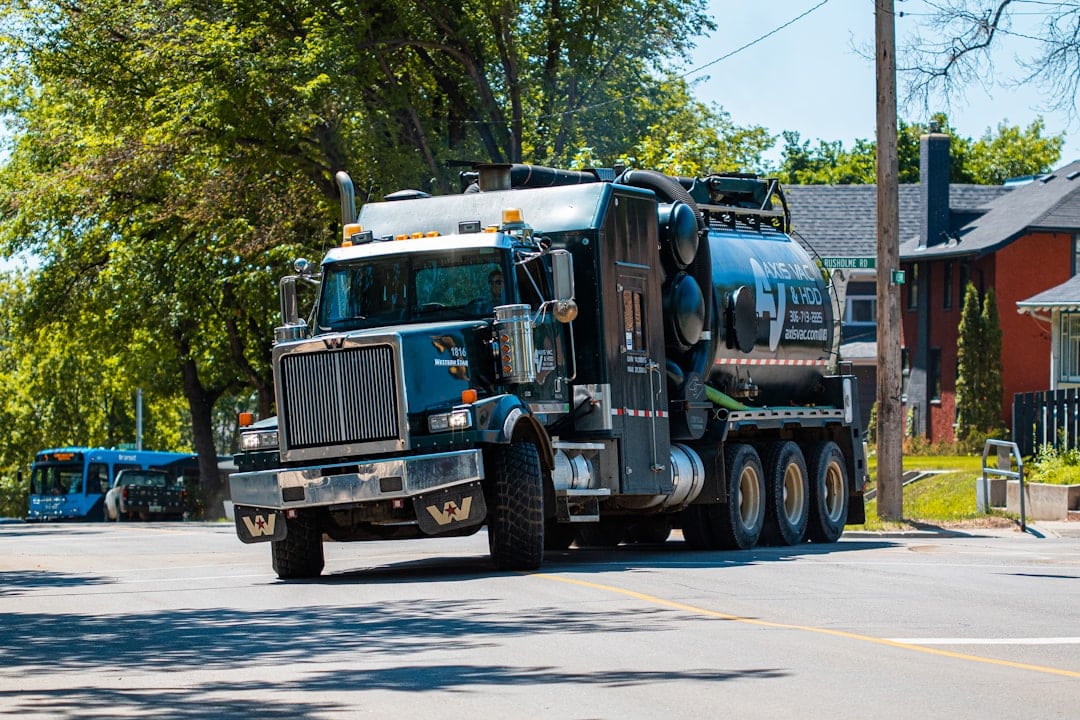 découvrez les avantages d'un hydrocleaner truck : efficacité, rapidité et respect de l'environnement pour le nettoyage industriel et urbain.