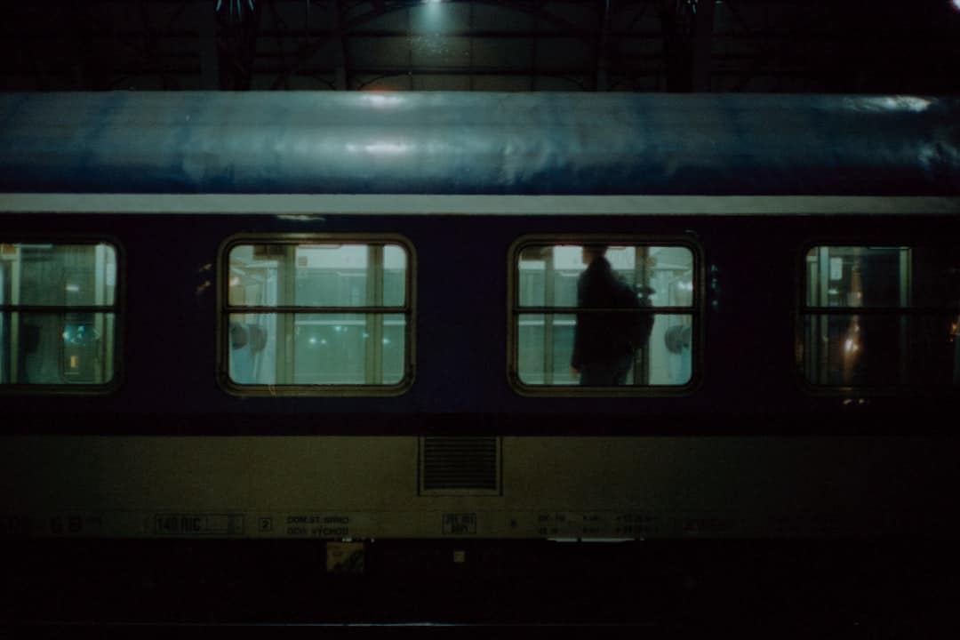 découvrez infinity train, une série animée captivante mêlant aventure, mystère et découvertes à bord d'un train infini traversant des mondes extraordinaires.