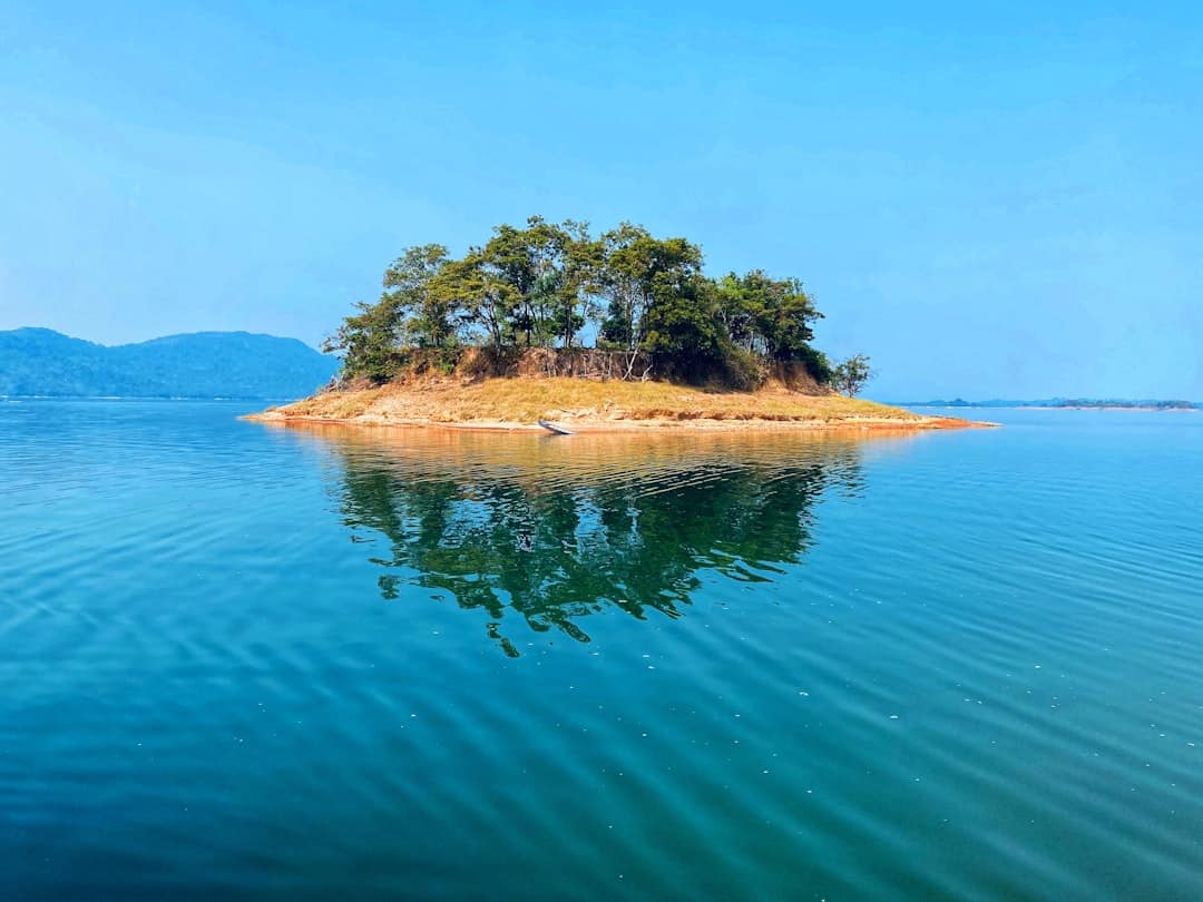 découvrez l'île paradisiaque où sable blanc, eaux turquoise et paysages à couper le souffle vous attendent. évadez-vous vers un havre de paix, idéal pour des vacances inoubliables, des aventures en pleine nature et des moments de détente sur la plage.