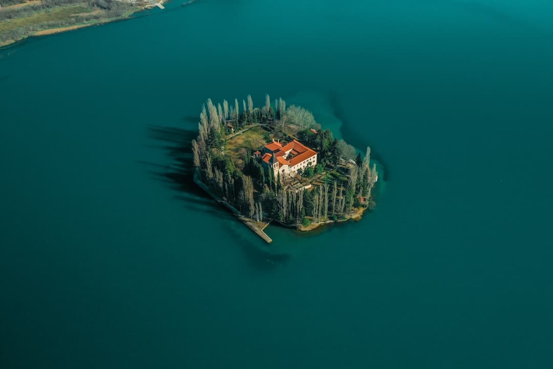 découvrez l'île : un paradis naturel où se mêlent plages de sable fin, paysages époustouflants et une culture riche. parfait pour les amateurs de tranquillité, d'aventure ou d'évasion, cet endroit enchanteur vous invite à explorer ses merveilles. plongez dans l'aventure insulaire dès aujourd'hui!