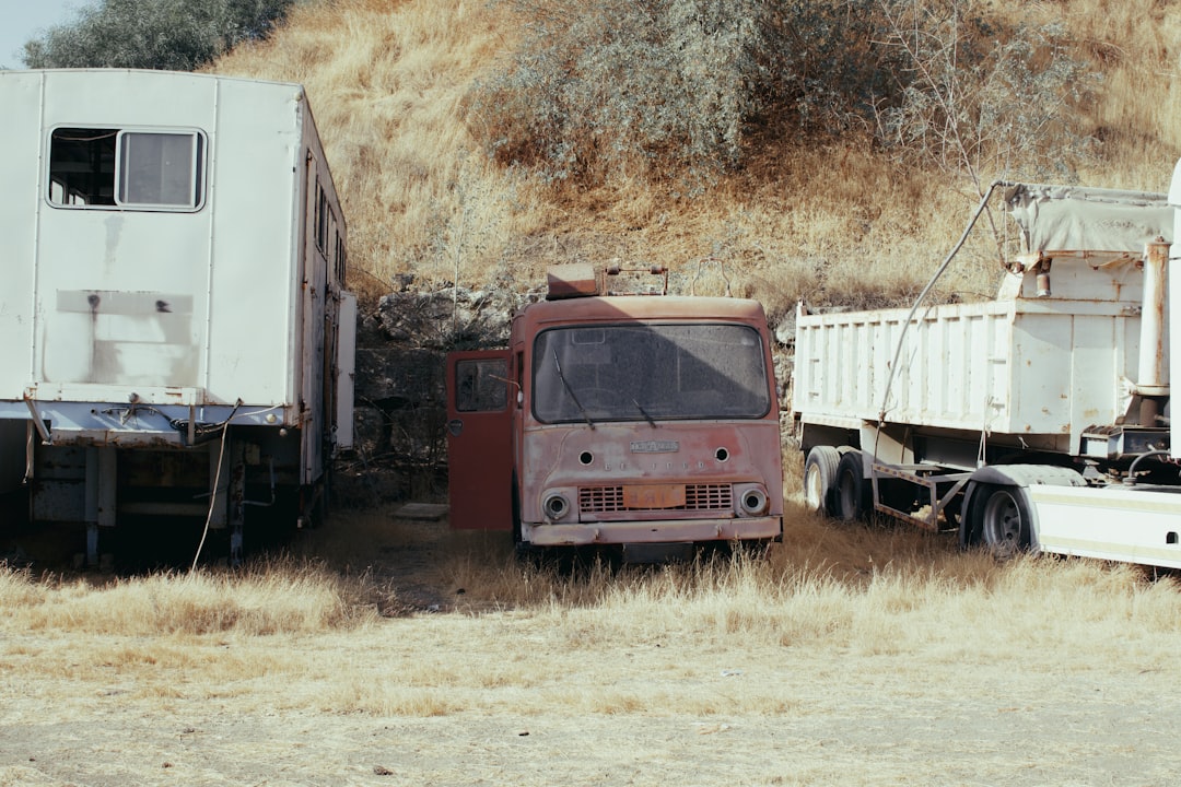 découvrez notre sélection de camions benne iveco robustes, idéals pour le transport et le chantier. optez pour la performance et la fiabilité avec nos offres adaptées à vos besoins professionnels.