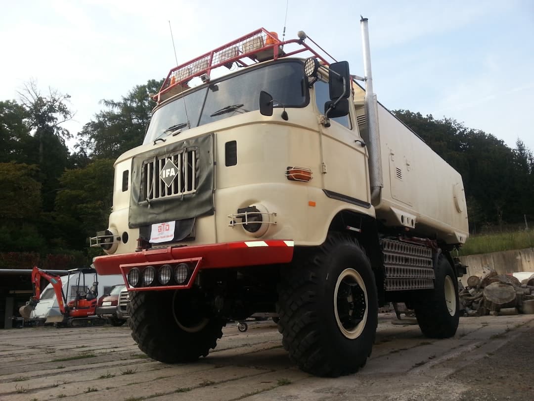 découvrez nos camions-bennes iveco robustes et performants, idéals pour le transport de matériaux sur chantiers. trouvez le modèle iveco dump truck adapté à vos besoins professionnels et bénéficiez d’une fiabilité reconnue.