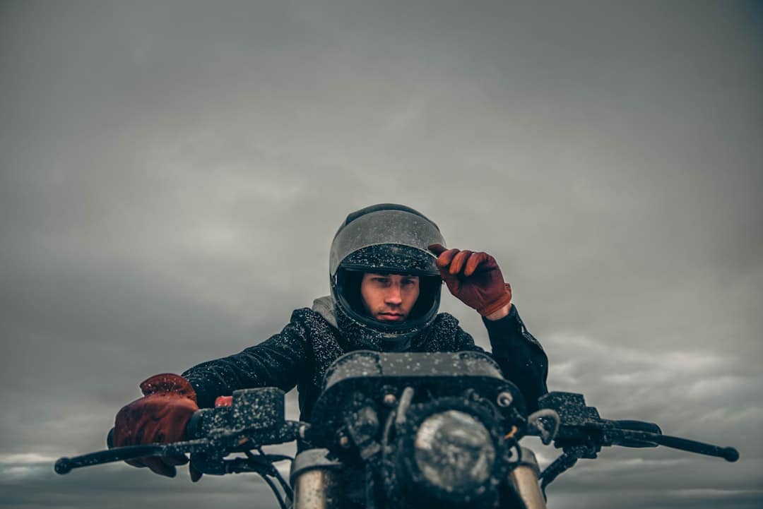 découvrez notre magnifique veste en cuir de moto alliant style et confort. conçue pour les passionnés de moto, elle offre une protection optimale tout en mettant en valeur votre look audacieux. parfaite pour les balades à deux roues ou la vie urbaine, cette veste est le choix idéal pour allier sécurité et tendance.