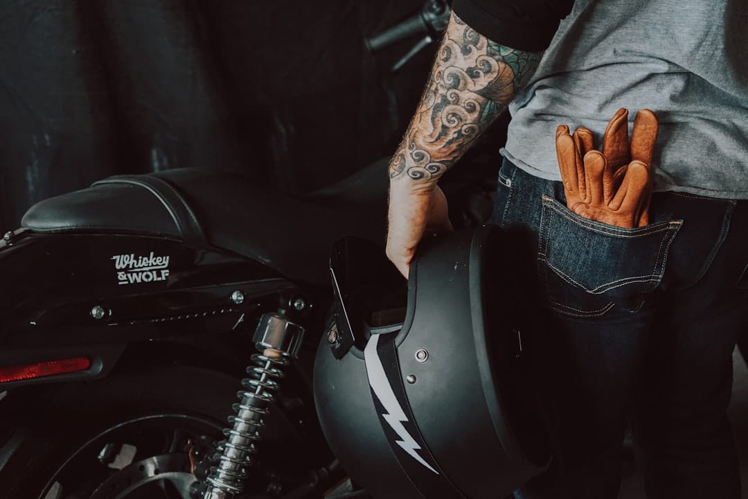 découvrez notre élégante veste en cuir pour moto, alliant confort et sécurité. parfaite pour les passionnés de moto, cette pièce incontournable offre un style intemporel tout en vous protégeant des intempéries. ridez avec audace et raffinement !