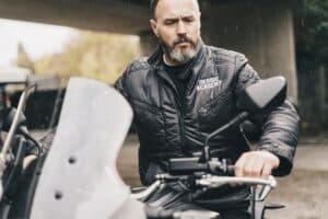 découvrez notre collection de vestes en cuir pour moto, alliant style intemporel et protection optimale. conçues pour les passionnés de moto, ces vestes offrent confort et durabilité, tout en vous garantissant une allure chic sur la route. parfaites pour les adeptes de sensations fortes et de mode.