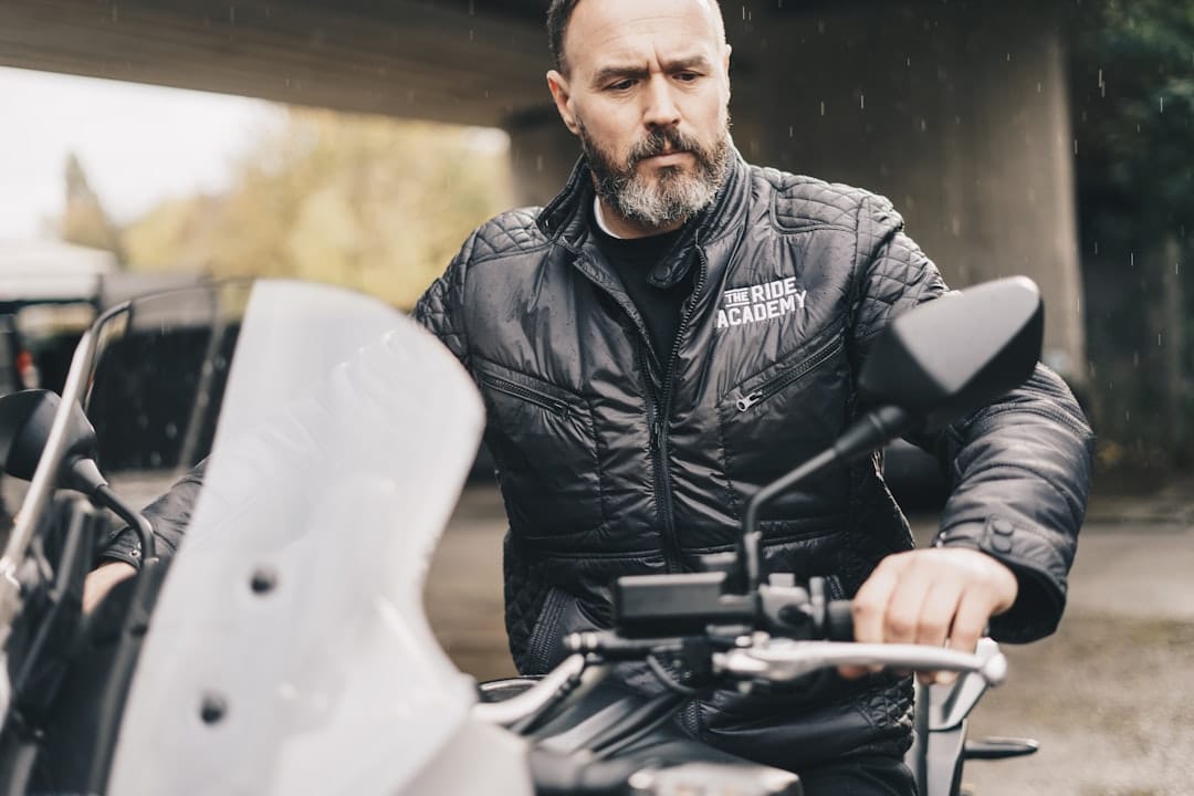 découvrez notre collection de vestes en cuir pour moto, alliant style intemporel et protection optimale. conçues pour les passionnés de moto, ces vestes offrent confort et durabilité, tout en vous garantissant une allure chic sur la route. parfaites pour les adeptes de sensations fortes et de mode.