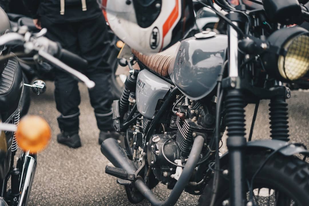 pantalon de moto en cuir alliant style et protection pour une conduite sûre et confortable.