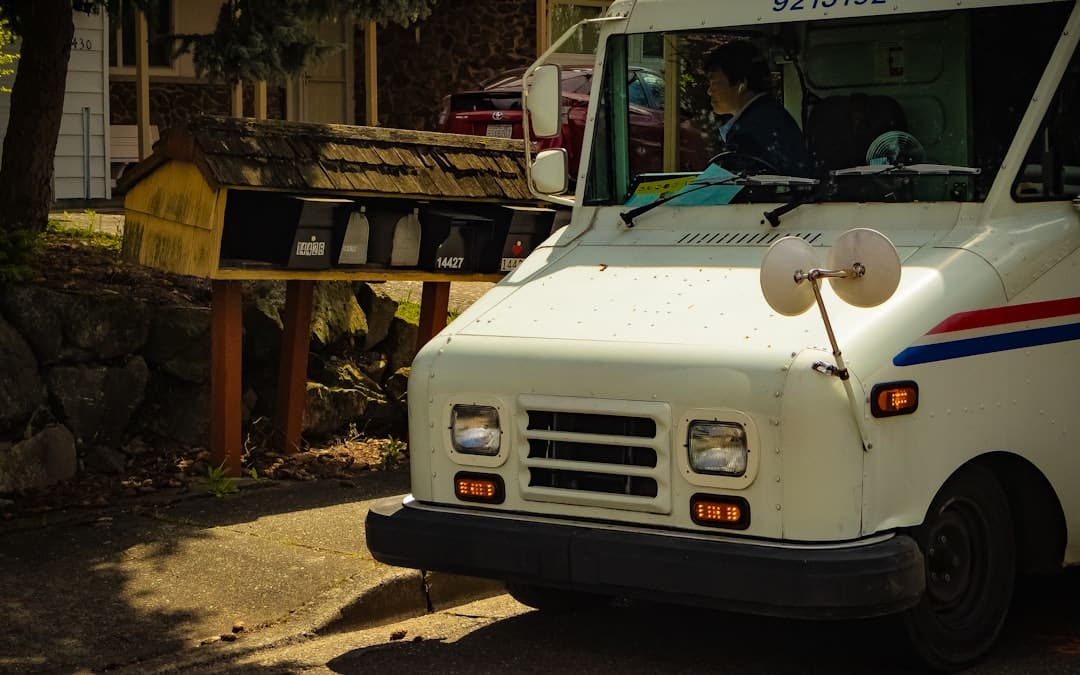découvrez les aventures fascinantes de leo, le camion curieux qui parcourt le monde à la recherche de nouvelles découvertes et amitiés. rejoignez leo dans ses explorations amusantes et éducatives, parfaites pour éveiller la curiosité des petits aventuriers.