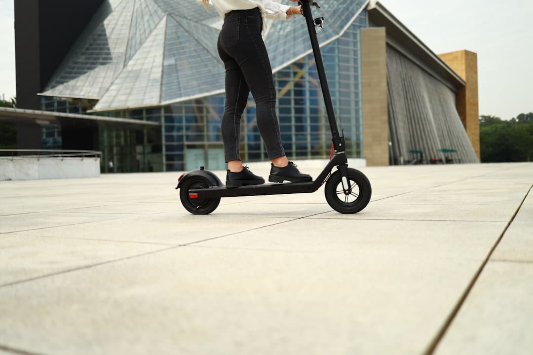 découvrez la trottinette électrique légère idéale pour vos déplacements urbains : design compact, autonomie optimale et facilité de transport. profitez d'une mobilité pratique et écologique au quotidien.