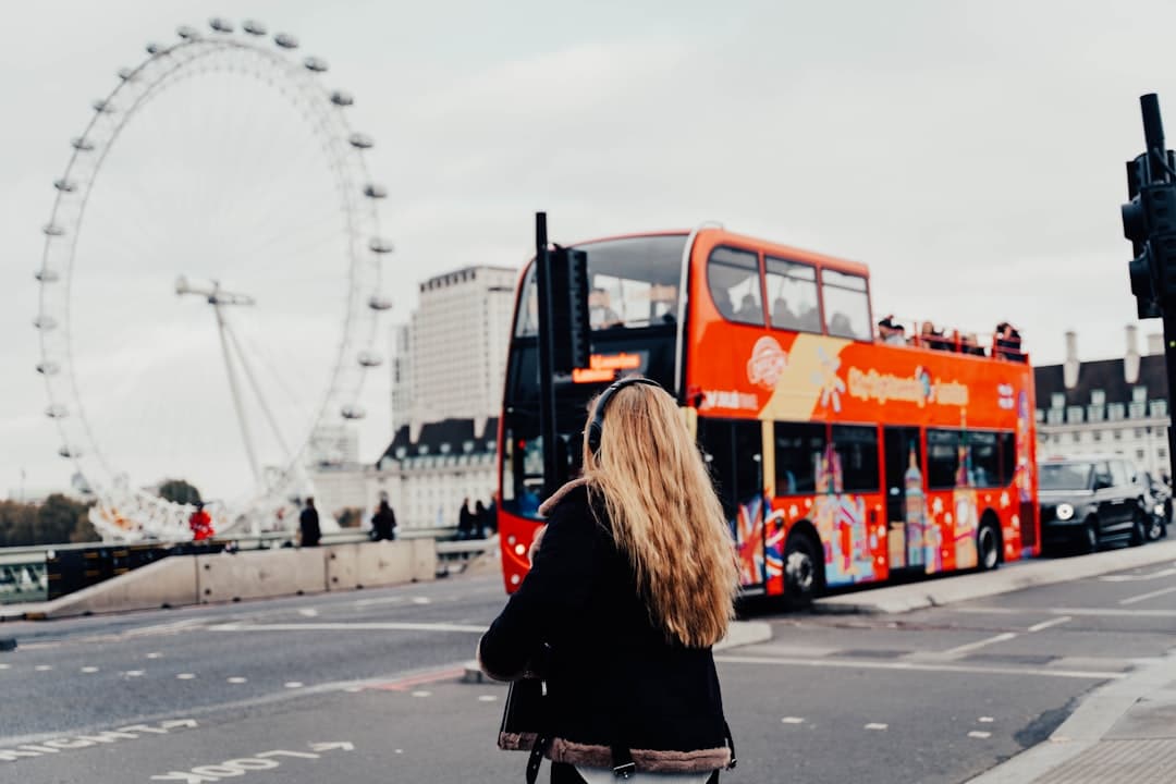 découvrez tout sur les célèbres bus londoniens : histoire, fonctionnement, itinéraires incontournables et conseils pratiques pour voyager facilement à travers londres.