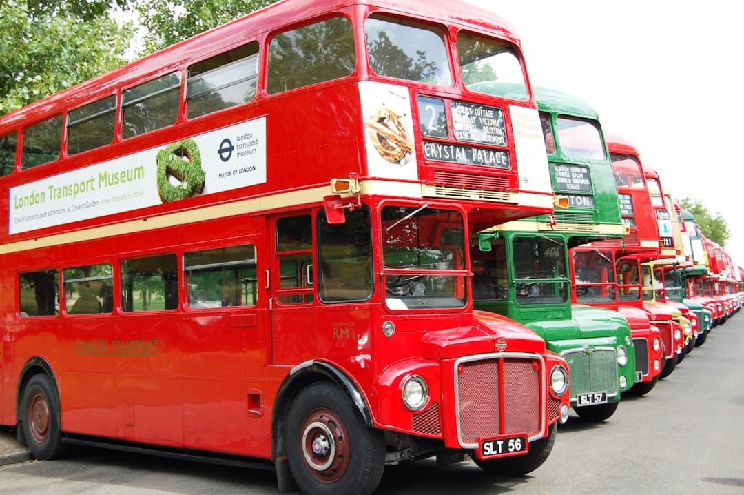 découvrez tout ce qu'il faut savoir sur les bus londoniens : services, itinéraires, tarifs et conseils pour voyager facilement à londres.