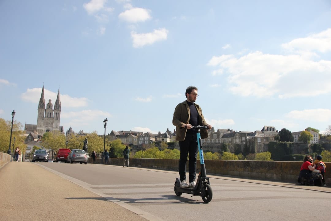 découvrez la micromobilité : solutions innovantes de déplacement urbain, alternatives écologiques et pratiques pour repenser la mobilité en ville grâce aux trottinettes, vélos électriques, gyropodes et plus encore.