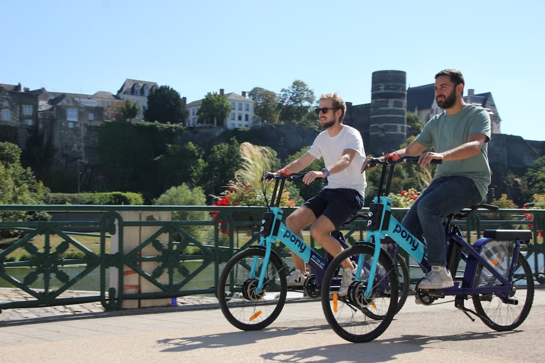 découvrez l'univers de la micromobilité : solutions innovantes pour vos déplacements urbains avec trottinettes, vélos électriques et autres moyens de transport écologiques et pratiques.