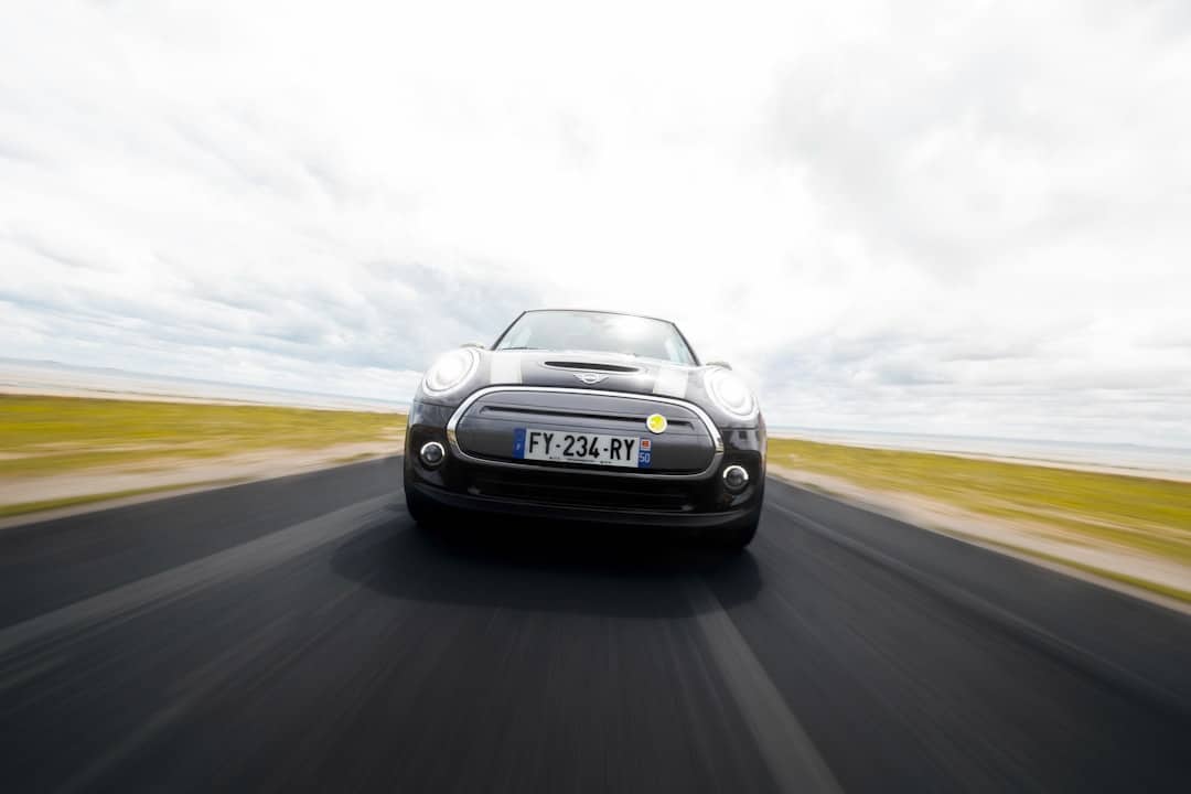 découvrez notre sélection de mini cars, idéaux pour les trajets urbains et les escapades. compacts, économiques et écologiques, ces véhicules vous offrent un confort optimal tout en facilitant vos déplacements. explorez nos modèles dès maintenant !