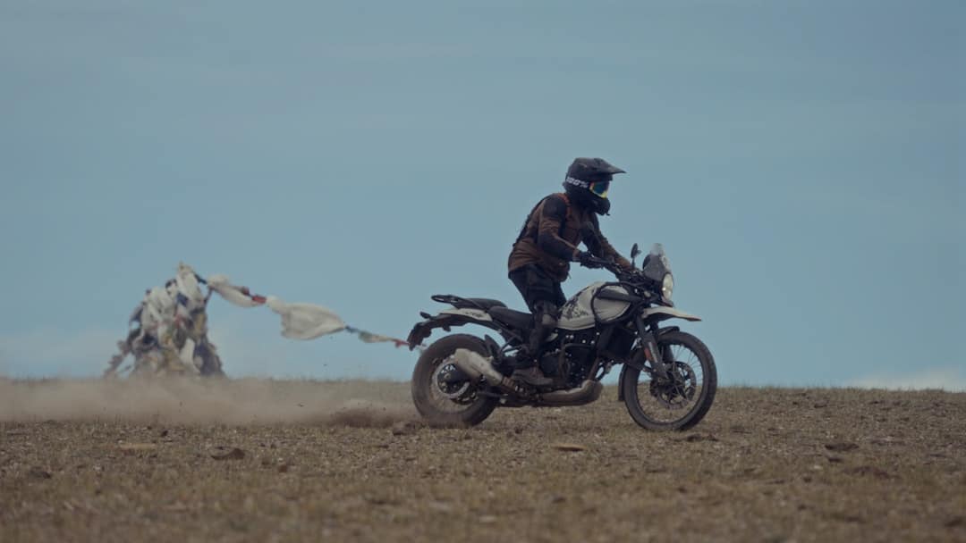 découvrez les meilleures techniques de tournage pour le motocross et capturez des images dynamiques et impressionnantes de vos courses et cascades.