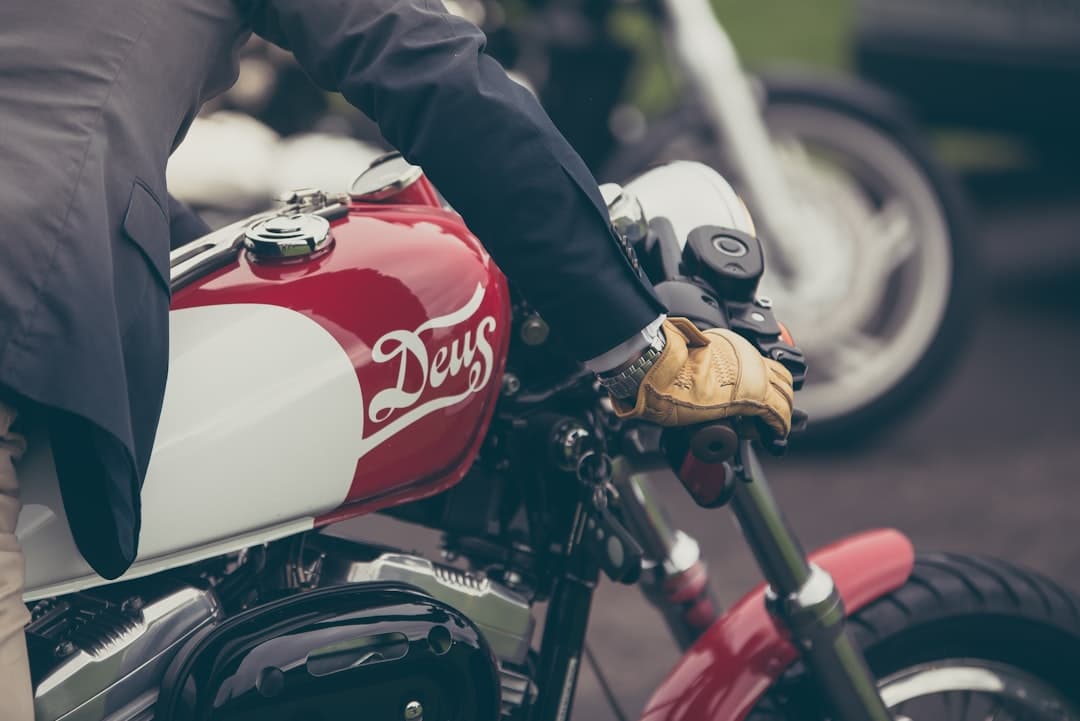 découvrez l'innovation en matière de sécurité avec les airbags pour motos. protégez-vous efficacement en cas d'accident grâce à cette technologie avancée qui réduit les risques de blessures et améliore votre confort sur la route. explorez nos conseils et recommandations pour choisir le meilleur airbag pour votre expérience de conduite.