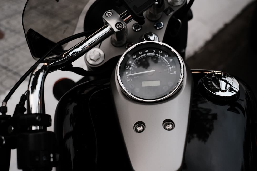 protégez votre moto avec une alarme moto efficace et facile à installer. découvrez nos conseils pour choisir la meilleure alarme et sécuriser votre deux-roues contre le vol.