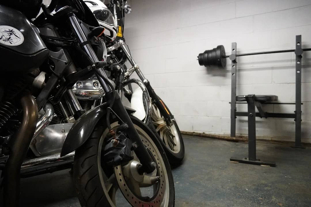 découvrez nos conseils essentiels pour l'entretien de votre chaîne de moto, garantissant des performances optimales et une sécurité maximale sur la route. apprenez à nettoyer, lubrifier et vérifier votre chaîne pour prolonger sa durée de vie.