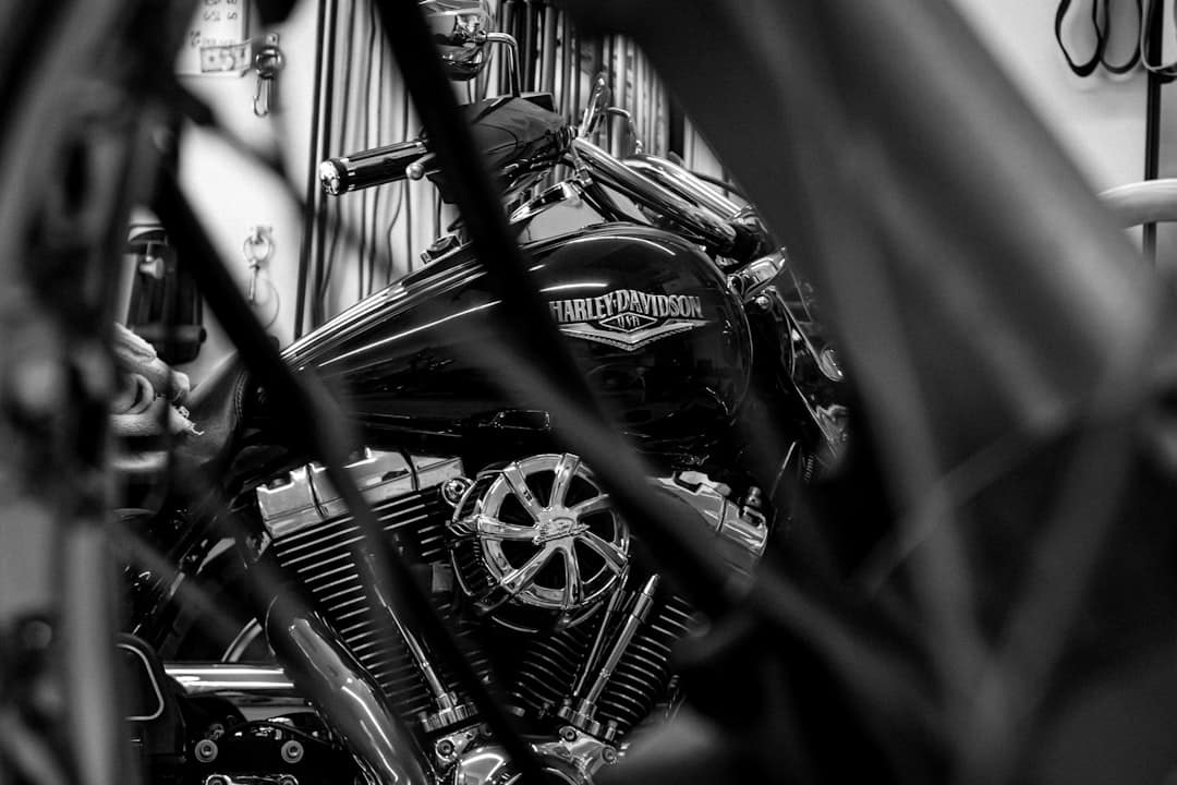 découvrez nos conseils essentiels pour l'entretien de votre chaîne de moto. apprenez à prolonger la durée de vie de votre chaîne, assurer une conduite en toute sécurité et maximiser les performances de votre véhicule avec des astuces pratiques et des recommandations d'experts.