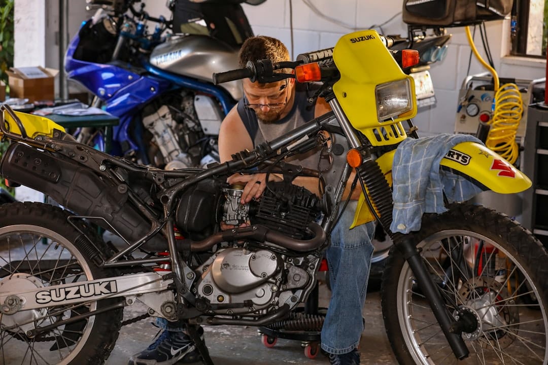 découvrez comment entretenir correctement la chaîne de votre moto pour assurer performance et longévité. des conseils pratiques et des étapes simples pour un maintien optimal.