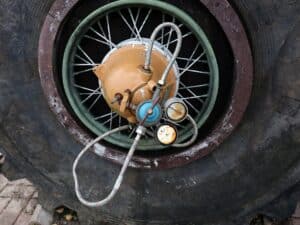découvrez comment entretenir la chaîne de votre moto pour garantir une performance optimale et prolonger sa durée de vie. suivez nos conseils pratiques pour un nettoyage efficace et un ajustement parfait.