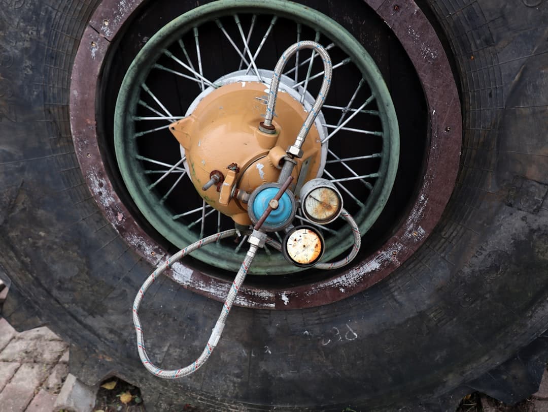 découvrez comment entretenir la chaîne de votre moto pour garantir une performance optimale et prolonger sa durée de vie. suivez nos conseils pratiques pour un nettoyage efficace et un ajustement parfait.