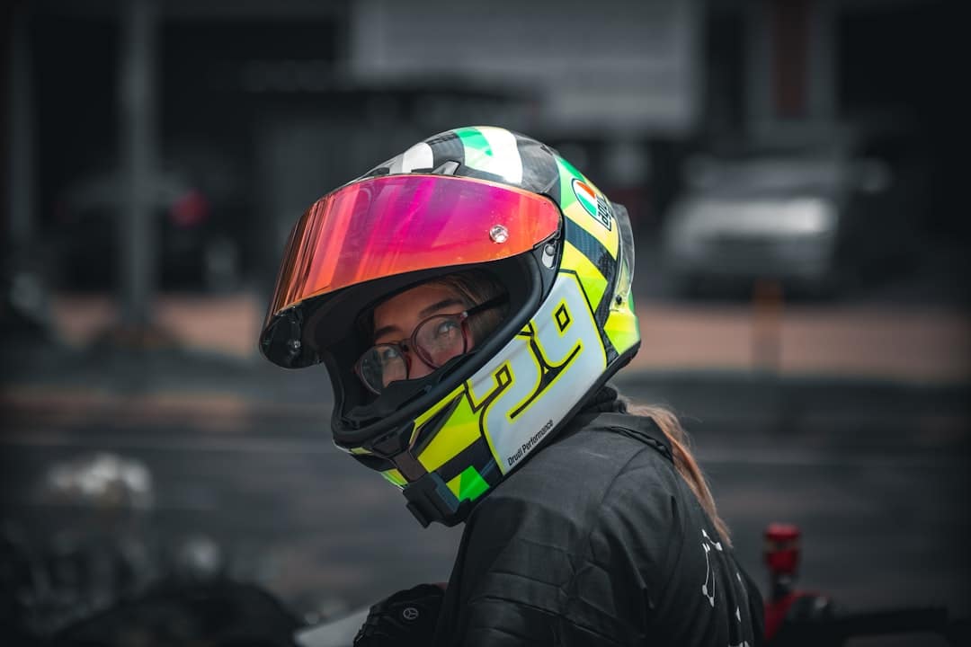 découvrez notre sélection de lunettes de moto alliant style et protection. conçues pour offrir une vision claire et un confort optimal, nos goggles s'adaptent parfaitement à tous les types de motos. profitez de chaque virage en toute sécurité grâce à des verres résistants et un ajustement parfait.