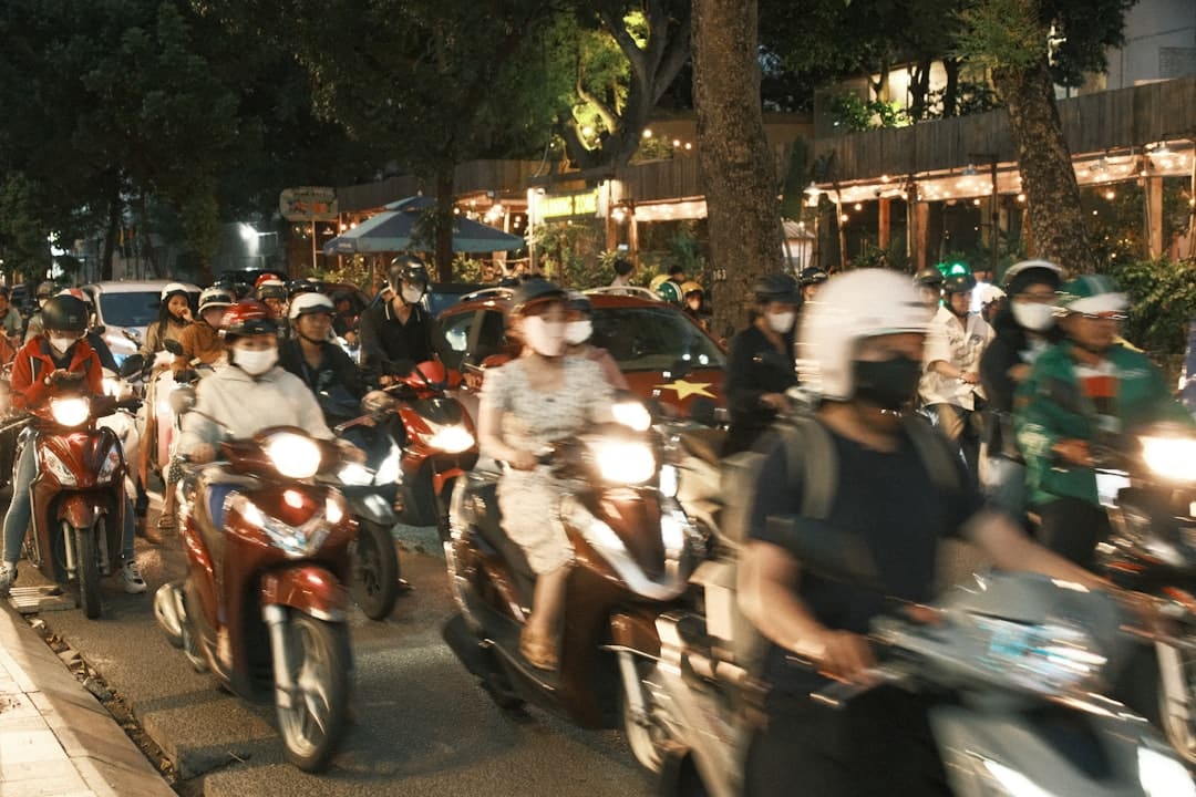 découvrez l'importance de la sécurité des casques de moto et comment choisir un casque fiable pour protéger votre tête lors de vos trajets à moto.