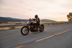 obtenez votre permis de conduire de moto rapidement et facilement ! découvrez nos conseils, étapes et exigences pour réussir votre examen et profiter de la liberté de la conduite à deux roues.