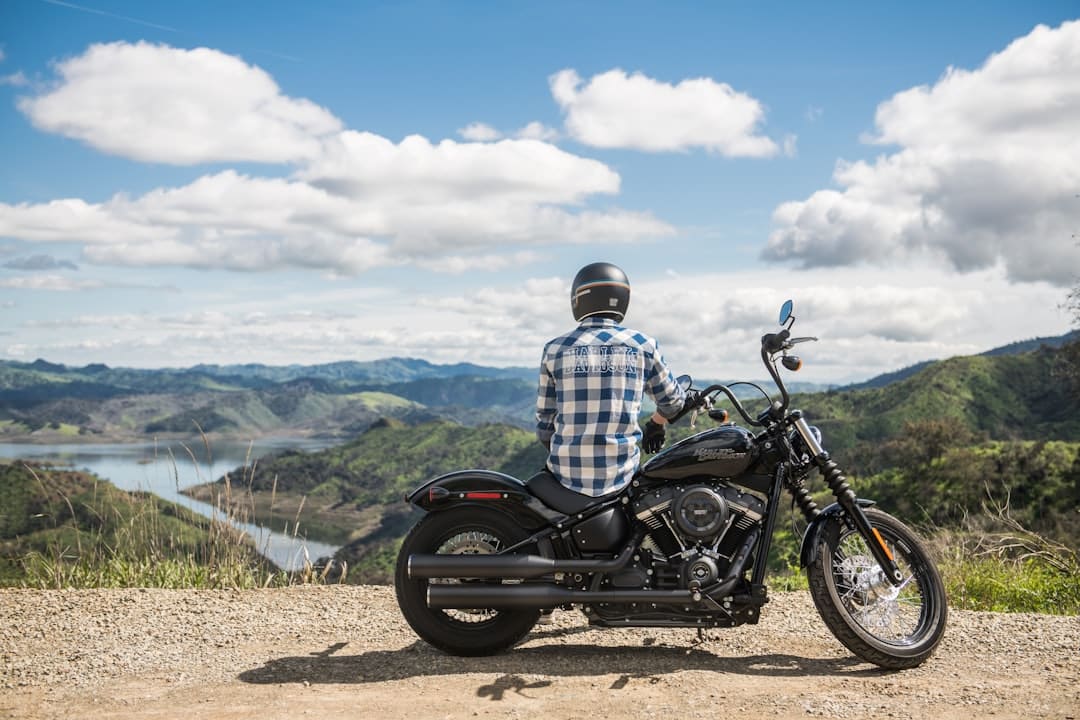 découvrez toutes les étapes pour obtenir votre permis de conduire moto en france. apprenez les exigences, les formations disponibles et les conseils utiles pour réussir votre examen et rouler en toute sécurité sur la route.