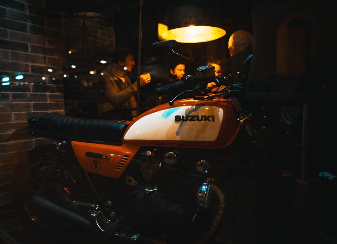 découvrez notre sélection de tables élévatrices pour motos, idéales pour l'entretien, la réparation et le stockage de votre deux-roues en toute sécurité et simplicité. profitez d'un levage efficace et sécurisé!