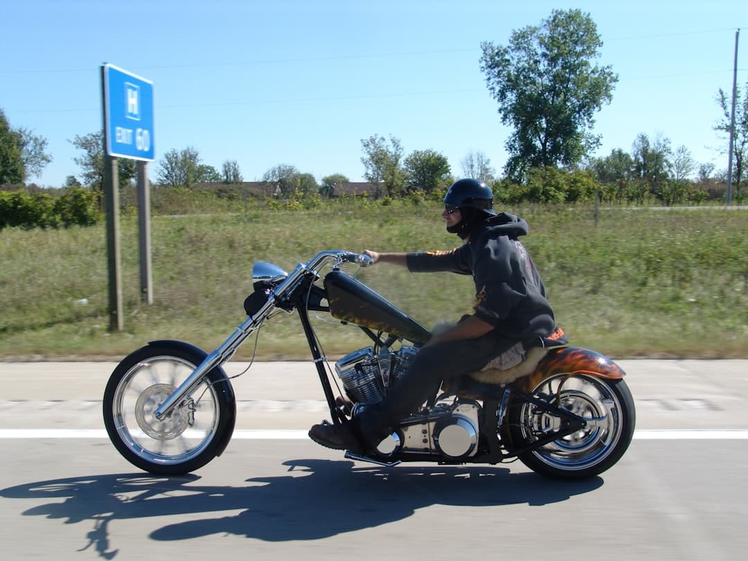 découvrez notre gamme de plateformes élévatrices pour motos : idéales pour faciliter l'entretien, les réparations et le stockage de votre deux-roues en toute sécurité. robustesse et praticité garanties !