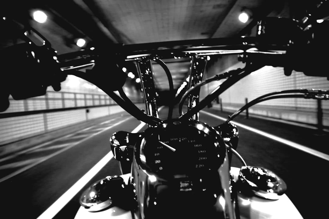 table élévatrice pour moto conçue pour faciliter l'entretien et la réparation des motos en toute sécurité et avec un ajustement précis.