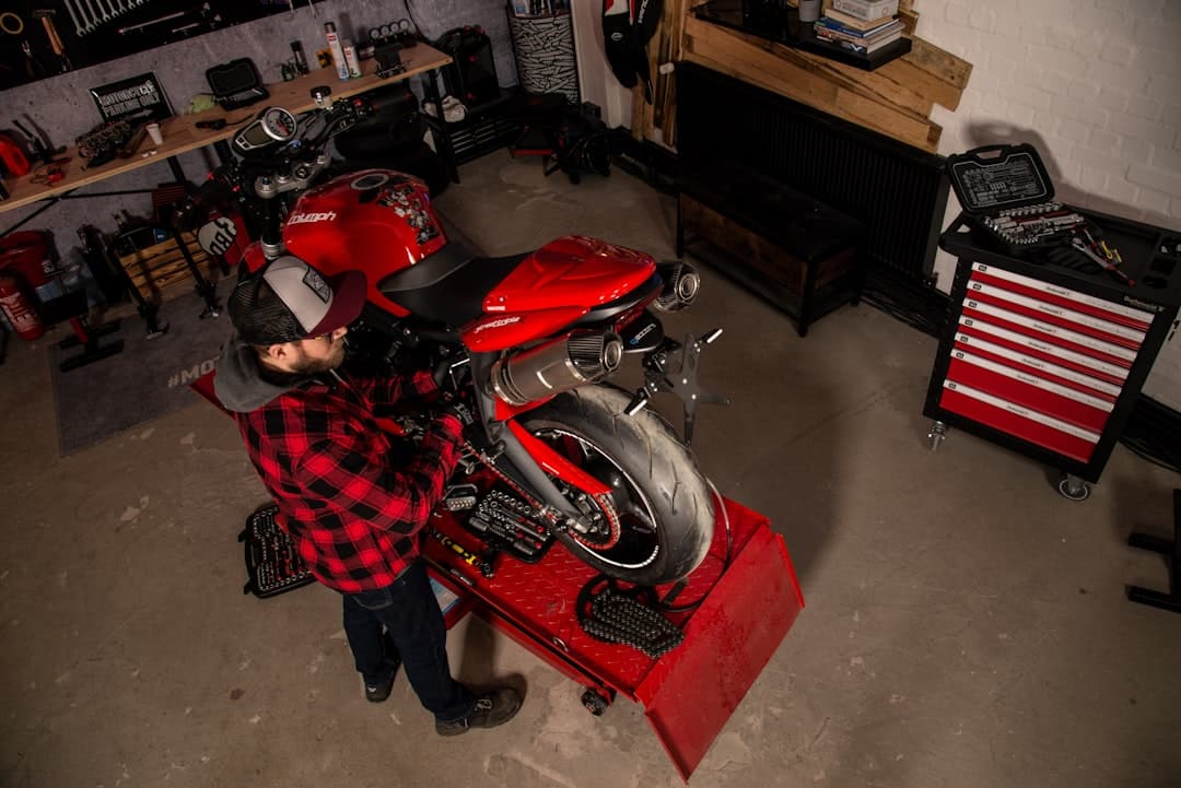 protégez votre sol efficacement avec un tapis pour moto. idéal pour l’atelier, le garage ou l’exposition, il prévient les taches d’huile et offre une surface antidérapante pour entretenir votre moto en toute sécurité.