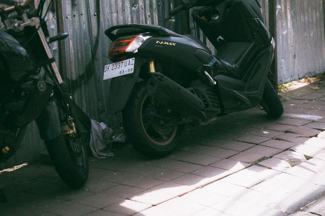 découvrez nos tapis pour moto conçus pour protéger votre sol des taches d'huile et des rayures tout en offrant une surface antidérapante adaptée à votre garage ou atelier.