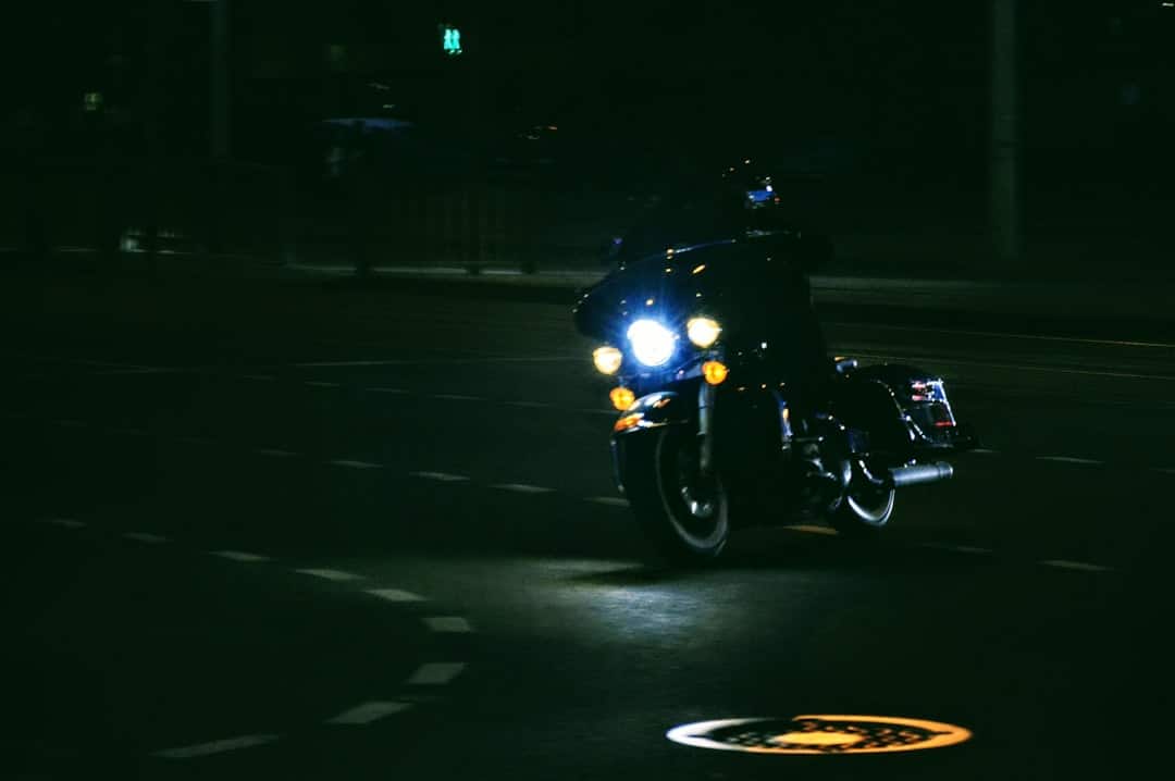découvrez notre réflecteur de moto haute visibilité pour une sécurité optimale sur la route. facile à installer et résistant, il améliore la visibilité de votre moto jour et nuit.