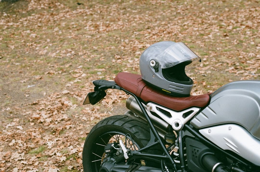 découvrez l'équipement de sécurité moto indispensable pour rouler protégé : casques, gants, vestes renforcées, bottes et accessoires. guide pour choisir la meilleure protection adaptée à vos besoins.