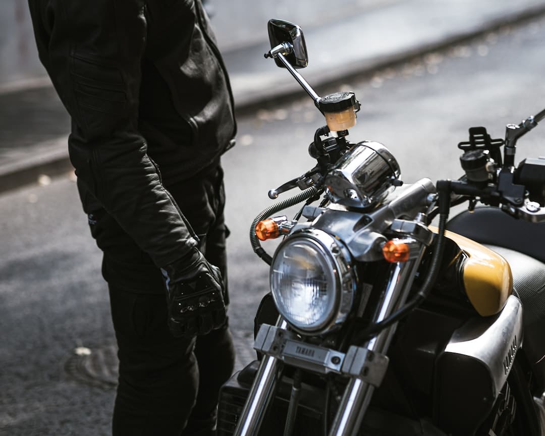 découvrez l’équipement de sécurité moto indispensable pour rouler protégé : casques homologués, gants, vestes renforcées et conseils pour choisir le meilleur matériel adapté à vos besoins.
