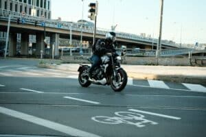 découvrez l'équipement de sécurité pour moto indispensable pour rouler protégé : casques, vestes, gants, bottes et accessoires certifiés pour garantir votre sécurité sur la route.