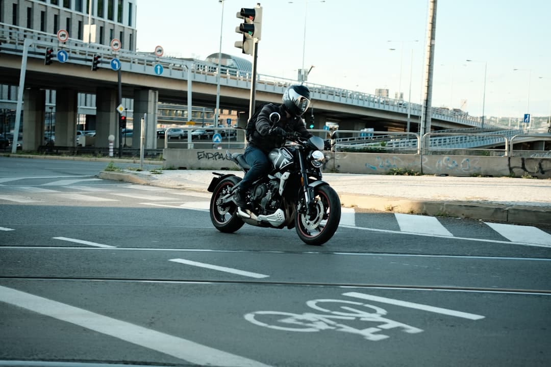 découvrez l'équipement de sécurité pour moto indispensable pour rouler protégé : casques, vestes, gants, bottes et accessoires certifiés pour garantir votre sécurité sur la route.