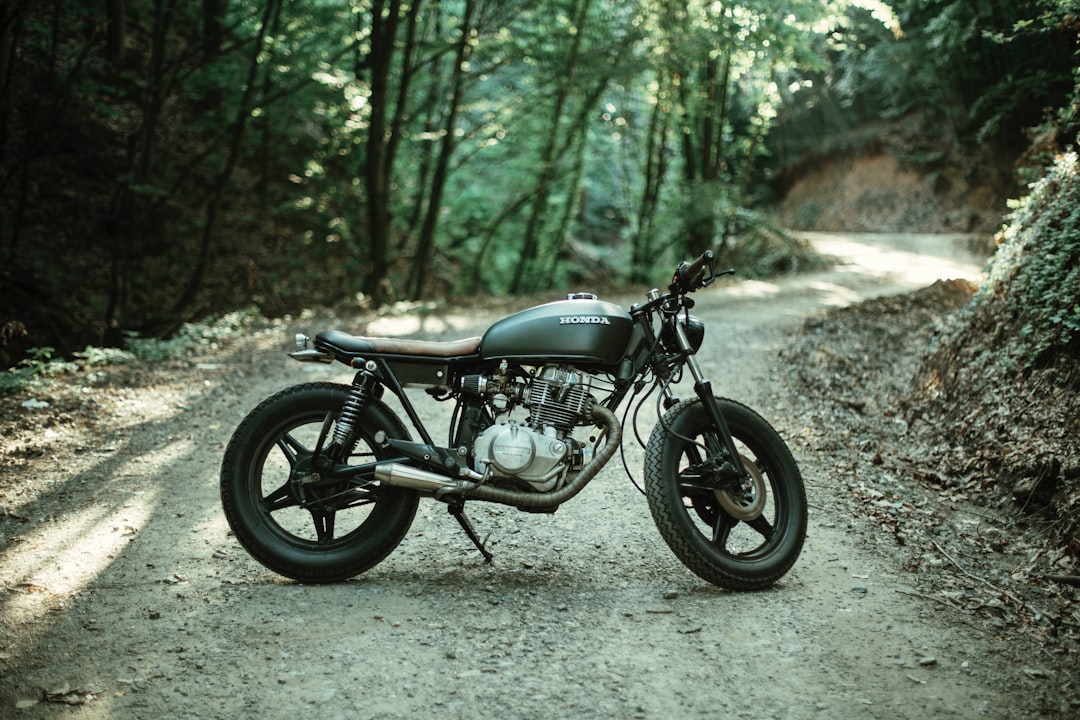 découvrez notre support de moto, conçu pour sécuriser votre véhicule lors du stationnement ou des réparations. idéal pour les motocyclistes, ce chock de roue garantit une stabilité optimale, prévenant les chutes et les accidents. pratique et robuste, il est l'accessoire indispensable pour tous les passionnés de moto.