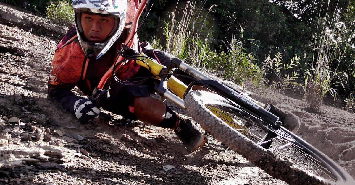 découvrez l'univers fascinant du vtt : des conseils pour choisir votre vélo, des itinéraires épiques à explorer et des astuces pour améliorer vos performances. prêt à dévaler les chemins ? embarquez pour l'aventure!