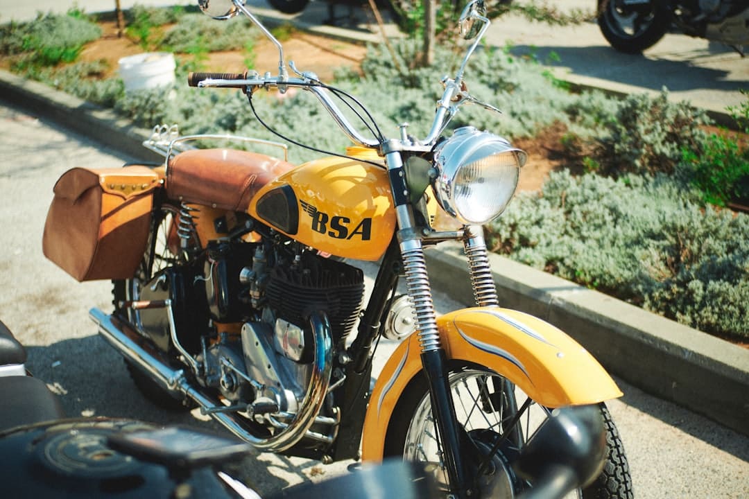 découvrez l'univers de la moto néo-rétro : un mélange unique de design vintage et de technologies modernes pour les passionnés de deux-roues à la recherche de style et de performance.